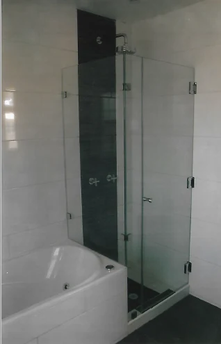Bañera y columna de ducha