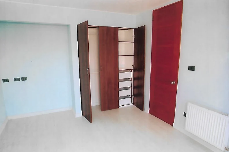 Closet pequeño empotrado