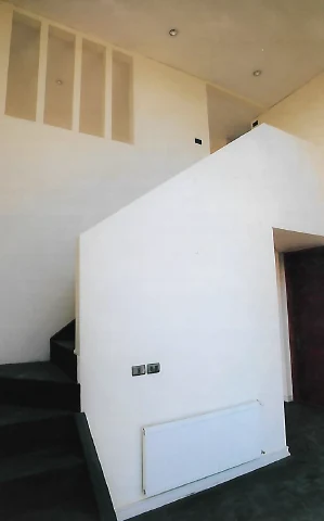 Escalera revestimiento negro