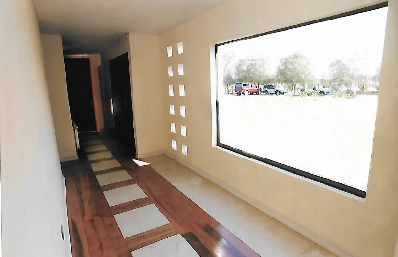 Pasillo con ventanal y ladrillos de vidrio
