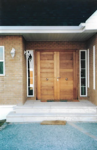 Puerta principal de dos hojas